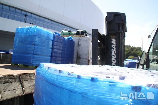 [강릉=뉴시스] 이순철 기자 = 3일 강릉아레나에서 시민들에게 나눠 줄 생수를 5개 권역으로 옮기기 위해 분주히 움직이고 있다.2025.09.03.grsoon815@newsis.com