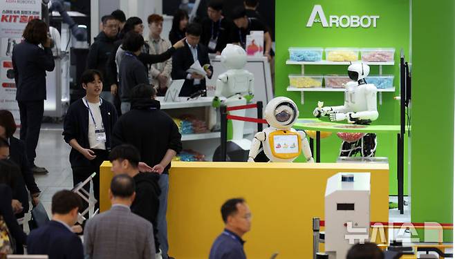 [고양=뉴시스] 김선웅 기자 = 23일 경기 고양시 킨텍스에서 열린 국내 최대 로봇전시회 2024 로보월드 참가 업체 부스에서 다양한 산업용 로봇이 전시돼있다. 2024.10.23. mangusta@newsis.com