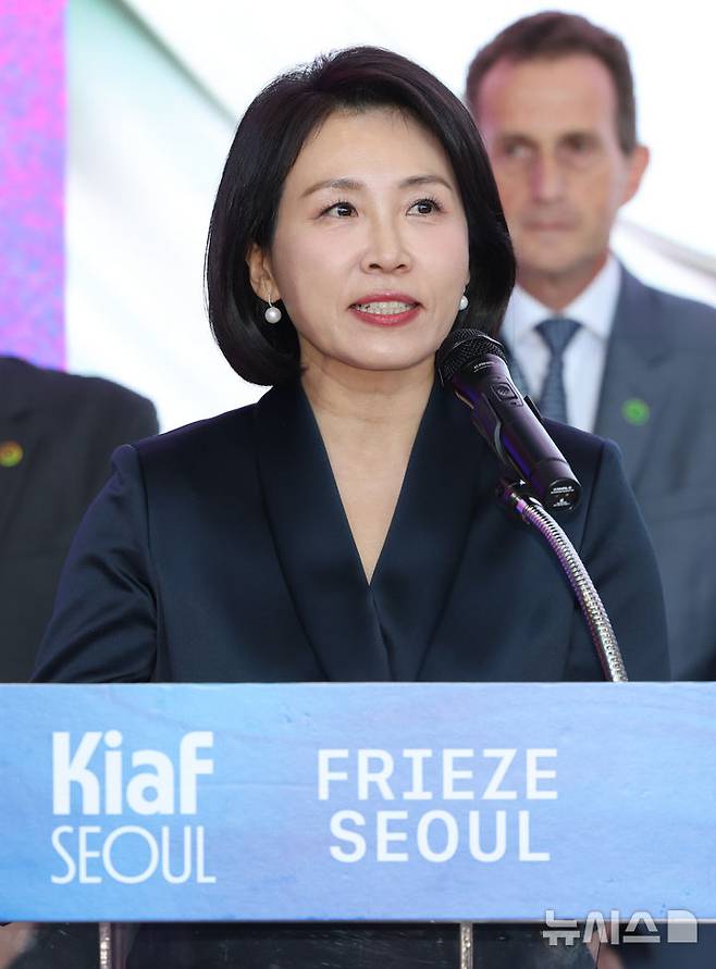 [서울=뉴시스] 황준선 기자 = 이재명 대통령 부인 김혜경 여사가 3일 서울 강남구 코엑스에서 열린 국내최대 아트페어 '키아프 서울(Kiaf SEOUL)'과 세계 3대 아트페어 '프리즈 서울(FRIEZE SEOUL)' 개막식에 참석해 축사를 하고 있다. 2025.09.03. hwang@newsis.com