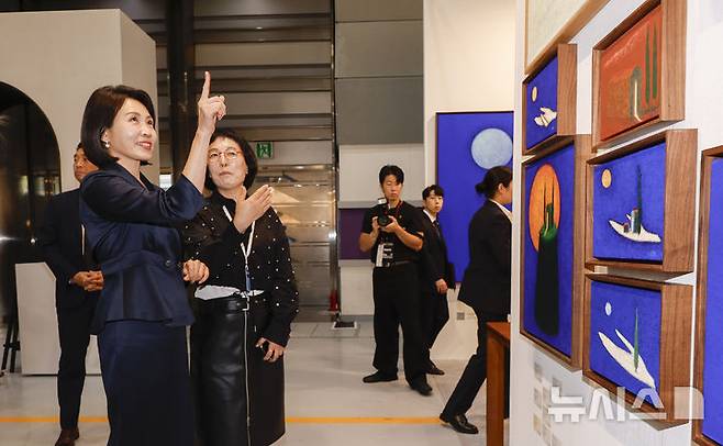 [서울=뉴시스] 황준선 기자 = 이재명 대통령 부인 김혜경 여사가 3일 서울 강남구 코엑스에서 열린 국내최대 아트페어 '키아프 서울(Kiaf SEOUL)'을 찾아 전시를 둘러보고 있다. (공동취재) 2025.09.03. photo@newsis.com