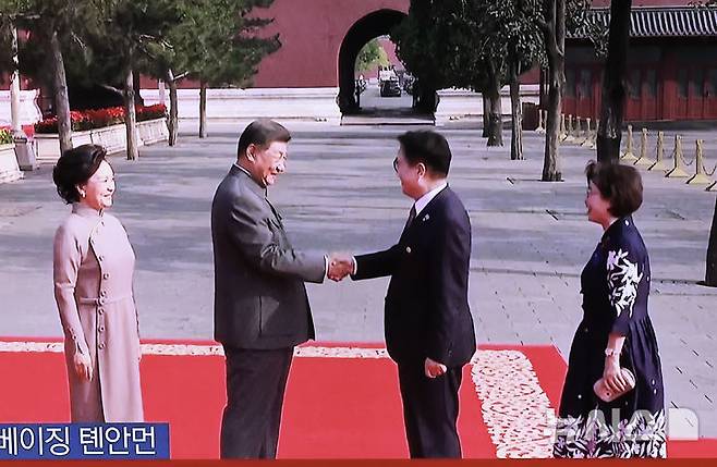 [서울=뉴시스] 정병혁 기자 = 3일 서울 중구 서울역에 설치된 TV에 중계되는 중국 전승절 열병식 행사에서 시진핑 중국 국가주석과 우원식 국회의장이 악수하는 장면이 나오고 있다. 2025.09.03. jhope@newsis.com