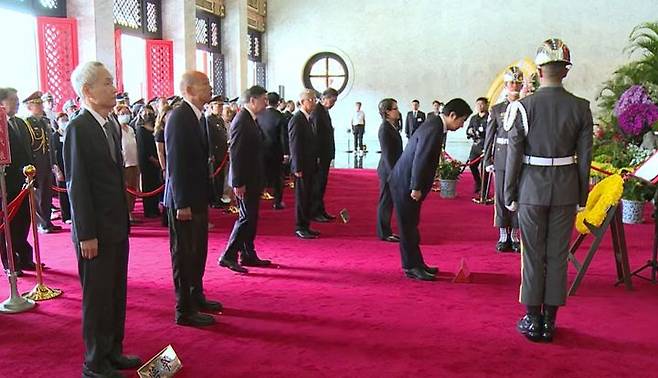 [서울=뉴시스] 중국이 항일전쟁 및 세계 반파시스트 전쟁 승리 80주년(전승절)을 맞아 3일 베이징에서 대규모 열병식을 개최한 가운데, 대만 라이칭더 총통이 같은 날 평화의 가치를 강조하며 중국의 무력 중심 행사에 우회적으로 비판의 목소리를 냈다. 사진은 라이 총통이 정부 부처 수장과 함께 타이베이의 ‘국민혁명충렬사’를 방문해 순국선열을 참배하는 모습. (출처: 대만 총통부) 2025.09.03.