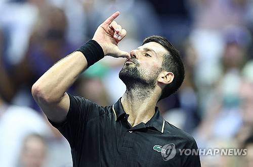 승리 세리머니 펼치는 조코비치 [AFP=연합뉴스]