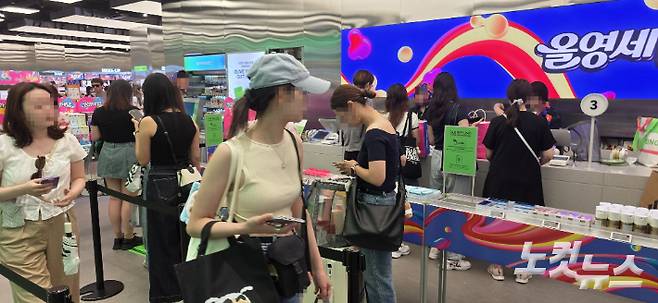 결제와 세금환급을 위해 계산대 앞에 줄을 선 외국인 관광객들. 양지훈 인턴기자