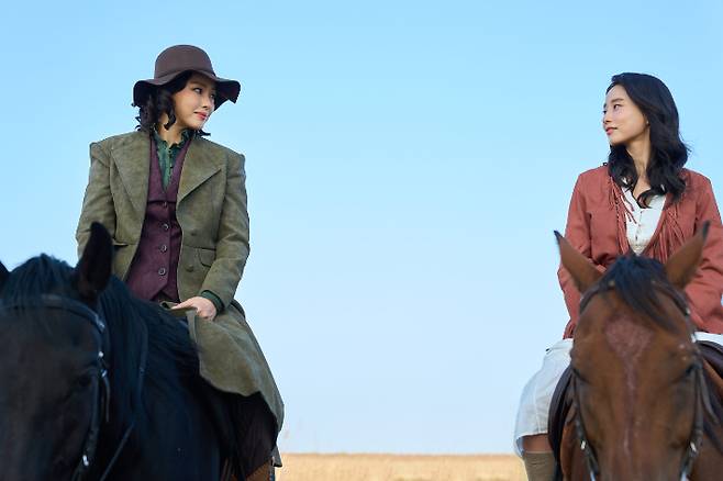 넷플릭스 시리즈 '애마'는 1980년대 에로영화가 탄생하는 충무로를 배경으로, 어두운 현실에 맞서는 톱스타 정희란(이하늬)과 신인 배우 신주애(방효린)의 이야기를 그린다. 넷플릭스 제공