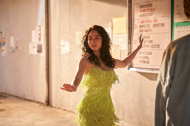 이해영 감독은 4화에서 신주애가 뛰는 장면에 대해 "두 사람이 함께 공유하고 공감하는 순간이 있었으면 했다"며 "이전까지 주애가 모멸감도 겪었는데 약간 정화의 시간 같은 느낌이 필요했다"고 말했다. 넷플릭스 제공