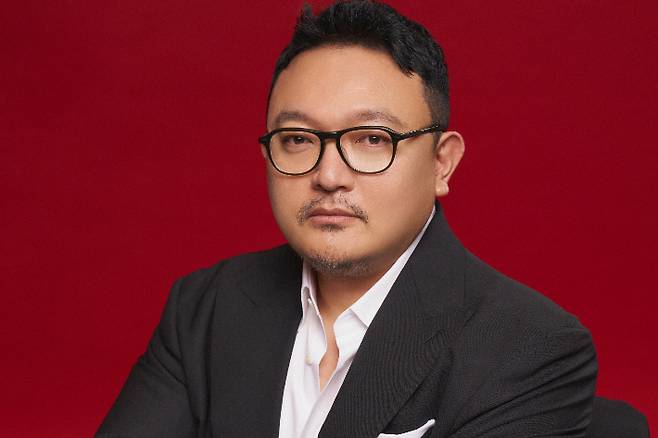 이해영 감독은 극 중 신주애가 받은 100만 원 지폐 종이학에 대해 "실제 지폐 크기로는 종이학이 잘 접히지 않는다"며 "약간 비율을 바꿔서 만들어 봤다"고 전했다. 넷플릭스 제공