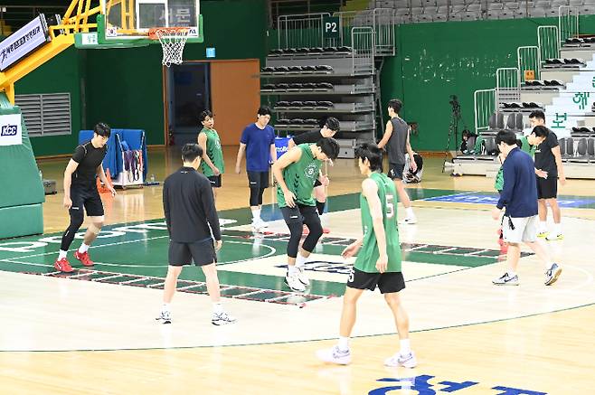 훈련하는 원주 DB 선수단. KBL