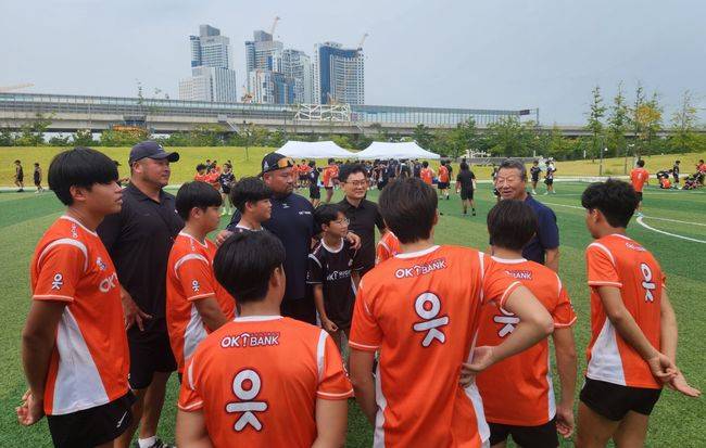 OK금융그룹은 “OK 읏맨 럭비단이 전국 중학생 럭비 선수 대상으로 진행한 ‘OK 읏맨 럭비 아카데미(이하 럭비 아카데미)가 성황리에 마무리됐다”고 밝혔다. / OK금융그룹