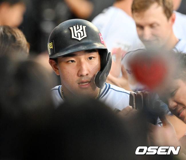 [OSEN=수원, 민경훈 기자] 10일 오후 수원 KT위즈파크에서 ‘2025 신한 SOL BANK KBO리그’ KT 위즈와 삼성 라이온즈의 경기가 진행됐다.이날 KT는 패트릭, 삼성은 최원태를 선발투수로 내세웠다.3회말 무사 주자 1루 KT 강백호의 중견수 오른쪽 1타점 적시 2루타때 홈을 밟은 안현민이 덕아웃에서 동료들과 하이파이브를 하고 있다. 2025.08.10 / rumi@osen.co.kr