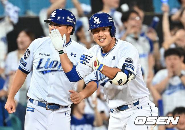 [OSEN=대구, 이석우 기자] 3일 대구삼성라이온즈파크에서 2025 신한 SOL 뱅크 KBO 리그 삼성 라이온즈와 키움 히어로즈의 경기가 열렸다. 홈팀 삼성은 가라비토가, 방문팀 키움은 하영민이 선발 출전했다. 삼성 라이온즈 이성규가 8회말 무사 1,2루 우중간 2타점 2루타를 실책틈타 3루로 진루, 기뻐하고 있다. 2025.09.03 / foto0307@osen.co.kr