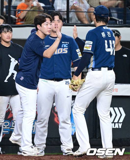 [OSEN=대전, 최규한 기자] 3일 대전 한화생명볼파크에서 ‘2025 신한 SOL Bank KBO리그’ 한화 이글스와 NC 다이노스의 경기가 열렸다.홈팀 한화는 코디 폰세, 방문팀 NC는 신민혁을 선발로 내세웠다.9회말 한화 공격을 실점없이 막아낸 NC 투수 류진욱이 더그아웃으로 향하며 박건우와 인사를 나누고 있다. 2025.09.03 / dreamer@osen.co.kr