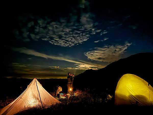 밤하늘의 구름과 별을 사진으로 담고 있는 김혜연씨.
