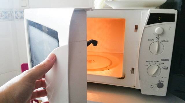 사용 전 음식의 특성과 용기 재질을 반드시 확인해야 한다. 게티이미지