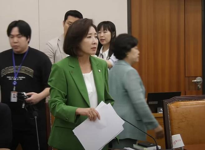 2일 국민의힘 나경원 의원이 더불어민주당 이성윤 의원에게 “초선이면 가만히 있어”라고 소리치고 있다. 유튜브 ‘시사포커스’ 캡처