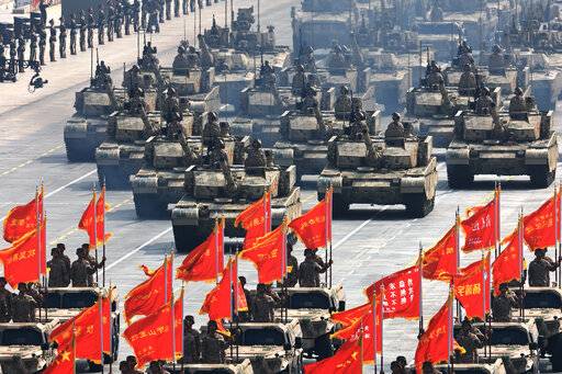 중국 수도 베이징 톈안먼 앞에서 3일 열병식 행사가 진행되고 있다. 신화통신