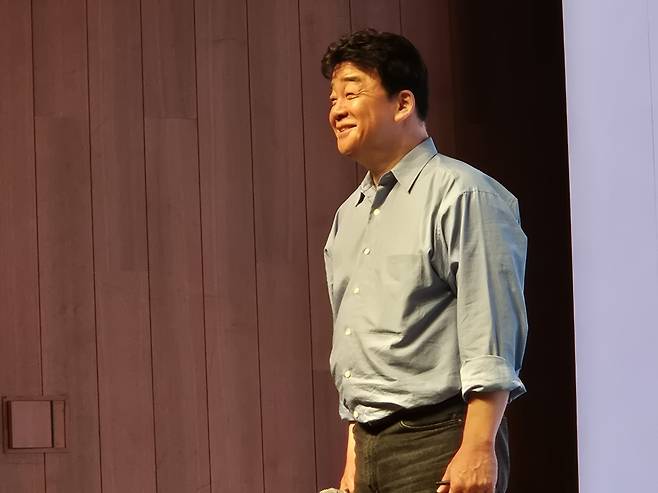 더본코리아 백종원 대표가 3일 오전 서울 중구 신라호텔 영빈관에서 열린 ‘TBK(The Born Korea)’ 글로벌 B2B(기업 간 거래)소스 론칭 시연회에서 활짝 웃고 있다. 김동환 기자