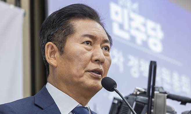 더불어민주당 정청래 대표가 3일 국회에서 열린 검찰개혁ㆍ정부조직법 개편 의견 수렴을 위해 열린 정책 의원총회에 참석해 의원들에게 인사말을 하고 있다. 연합뉴스