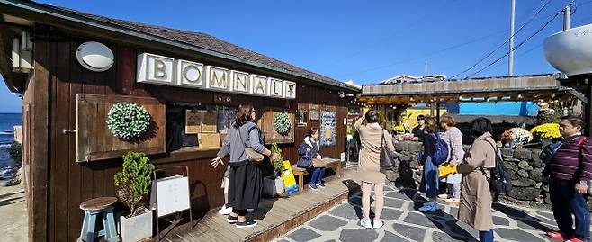 중국인이 많이 찾는 한담해변 봄날 카페 앞 전경. 제주 강동삼 기자