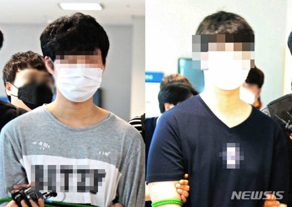 할머니를 살해한 10대 형제(왼쪽이 형 A군)가 2021년 8월 31일 영장실질심사를 마치고 이동하고 있다.   뉴시스