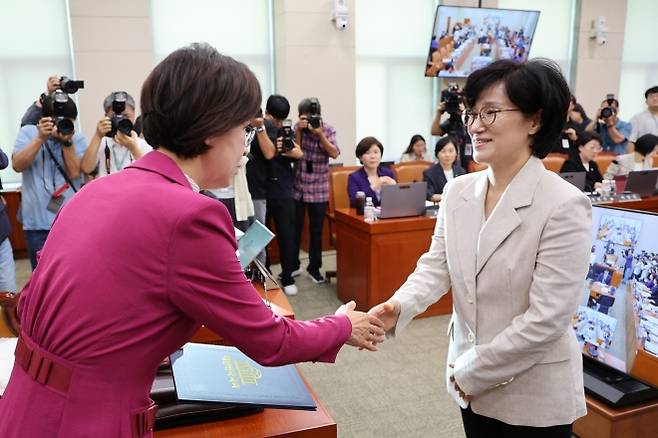 [수정본] 악수하는 원민경 후보자·이인선 위원장 - (서울=뉴스1) 신웅수 기자 = 원민경 여성가족부 장관 후보자가 3일 오전 서울 여의도 국회 여성가족위원회에서 열린 인사청문회에서 이인선 위원장에게 선서문을 전달한 후 인사하고 있다. 2025.9.3/뉴스1