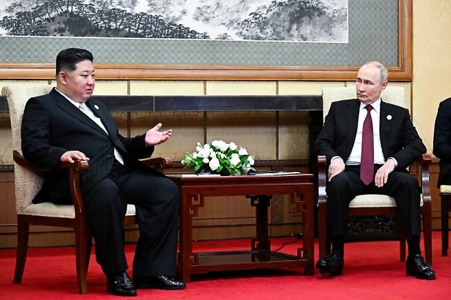 중국 베이징 댜오위타이 국가영빈관에서 회담하는 블라디미르 푸틴 러시아 대통령(오른쪽)과 김정은 북한 국무위원장. 2025년 9월 3일. 타스 연합뉴스