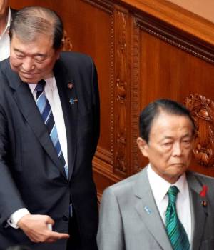 이시바 시게루(왼쪽) 일본 총리와 아소 다로 자민당 최고고문/AP연합뉴스