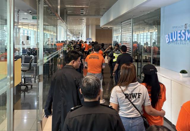 필리핀 마닐라 니노이 아키노 공항에서 필리픤으로 도피한 한국인 피의자들이 강제송환되고 있다. 경찰청 제공