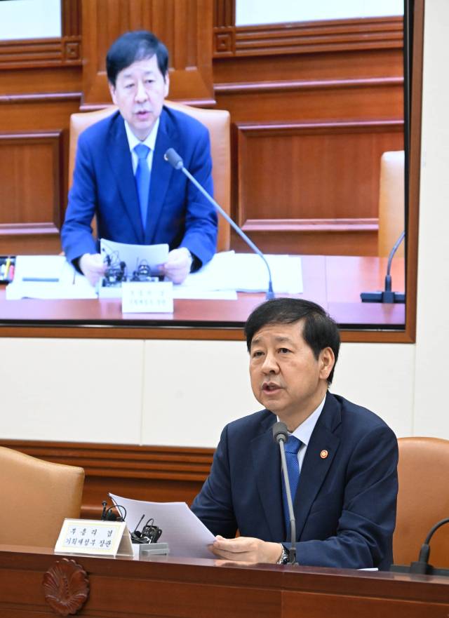 구윤철 부총리 겸 기획재정부 장관이 3일 정부서울청사에서 경제관계장관회의 겸 산업경쟁력강화 관계장관회의를 주재하고 있다. 사진제공=기획재정부