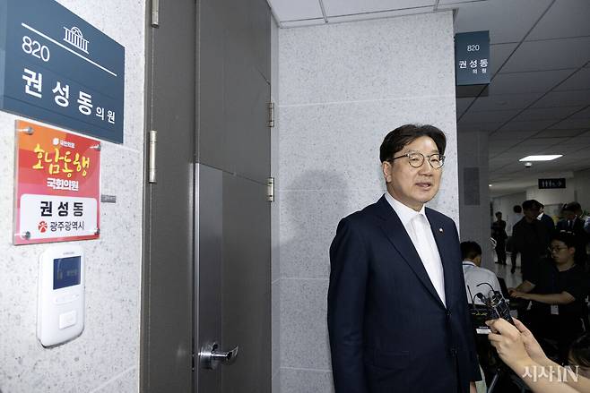 특검이 권성동 국민의힘 의원의 사무실을 압수수색한 7월18일, 권 의원이 취재진 앞에서 입장을 밝히고 있다. ⓒ시사IN 조남진