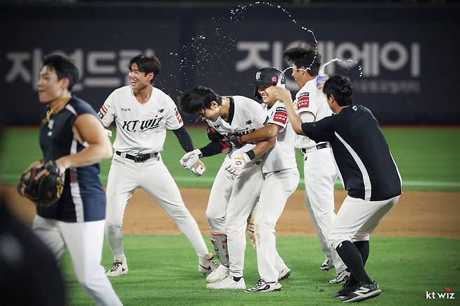 KT 선수들이 3일 수원KT위즈파크에서 열린 롯데와 홈경기에서 9-8로 이긴 뒤 기뻐하고 있다. KT는 이날 승리로 롯데를 6위로 끌어내리고 삼성과 공동 4위로 올라섰다. 사진제공｜KT 위즈