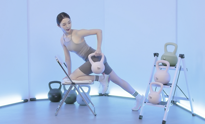 스윙벨로 운동하고 있는 여성