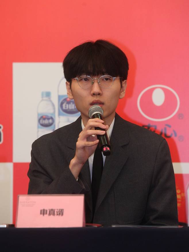 신진서 9단이 2일 중국 칭다오의 쉐라톤 칭다오 자오저우 호텔에서 열린 대회 사전 기자회견에서 취재진의 질문에 답하고 있다.   한국기원 제공