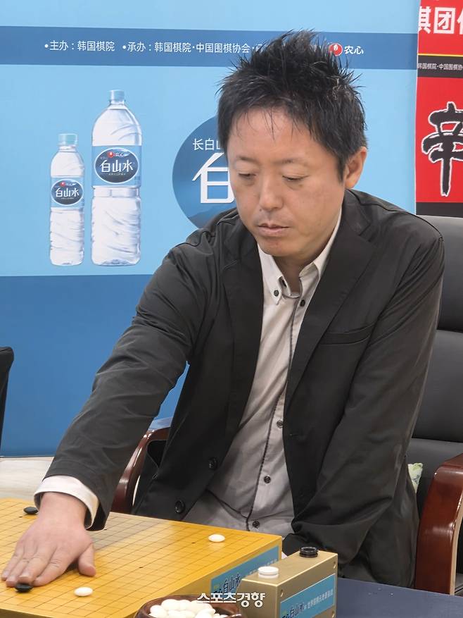 나카노 히로나리 9단이 3일 중국 칭다오 농심공장에서 열린 제3회 농심백산수배 세계바둑시니어최강전에서 중국의 차오다위안 9단과 대국하고 있다.  칭다오 | 윤은용 기자