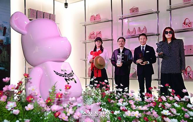2일 오전 청담동 MCM HAUS에서 개최된 MCM ‘BE@RBRICK in MCM Wonderland’ 전시에 참여한 아티스트들이 전시 작품을 들고 포즈를 취하고 있다. (왼쪽부터) 노부키 히즈메 작가, 켄 야시키 작가, 이사오 우에하라 인덴야 대표, 타츠히코 아카시 메디콤토이 CEO.