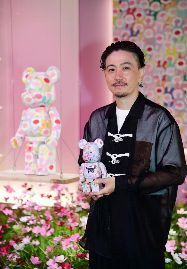2일 오전 청담동 MCM HAUS에서 열린 MCM ‘BE@RBRICK in MCM Wonderland’ 전시에 참여한 켄 야시키 작가가 작품과 함께 포즈를 취하고 있다. MCM제공