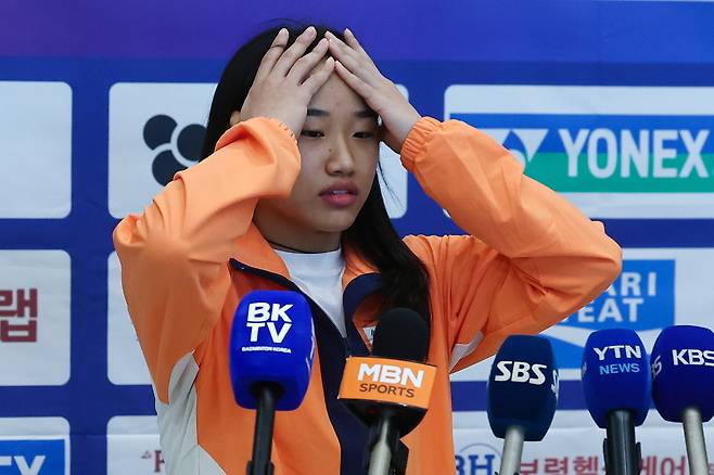 배드민턴 안세여잉 지난 2일 인천공항 귀국 인터뷰에서 머리를 감싸쥐며 아쉬움을 표시하고 있다. 연합뉴스