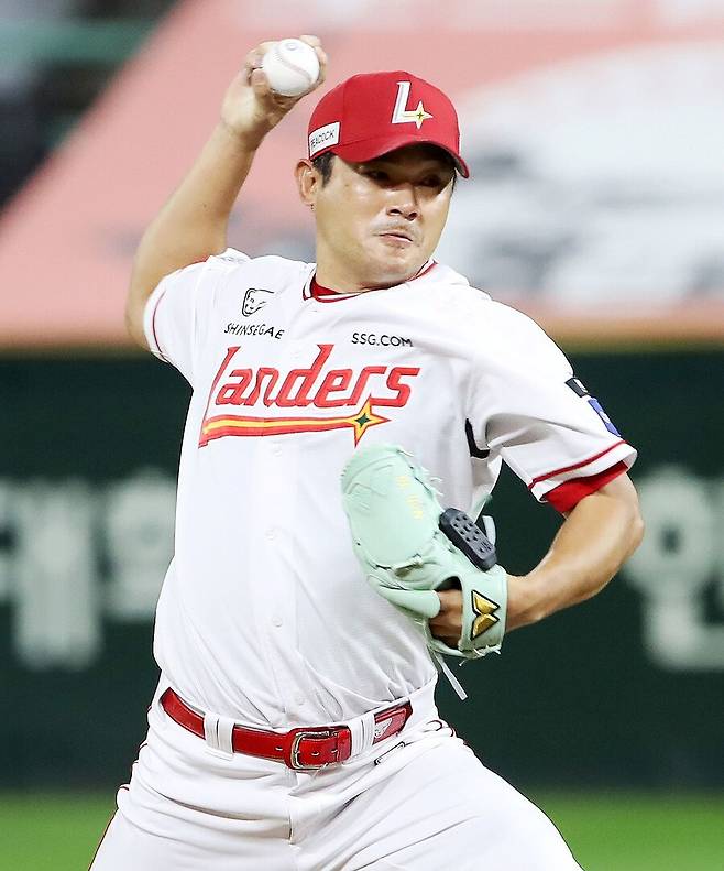 ▲ 노경은은 41세의 나이에도 리그 최고의 셋업맨으로 활약하며 계약 가치를 증명하고 있다 ⓒSSG랜더스