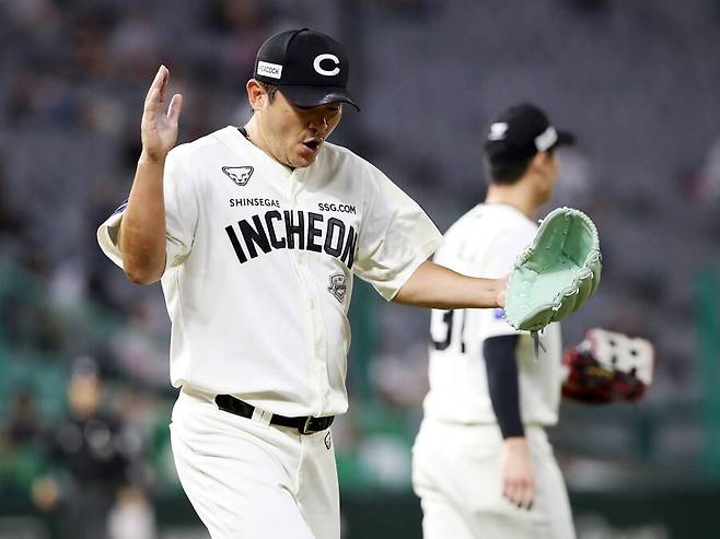 ▲ 노경은은 현재 활약뿐만 아니라 후배들에게 귀감이 되고 또 후배들의 이닝을 덜어주는 대활약을 펼치고 있다 ⓒSSG랜더스