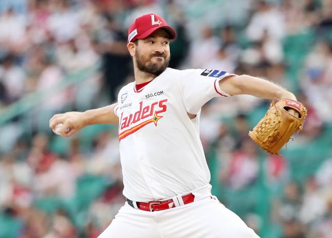 SSG 앤더슨이 2일 키움전에 선발 등판해 역투를 펼치고 있다. /사진=SSG 랜더스 제공