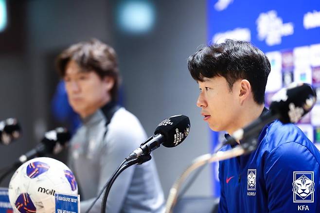 대한민국 축구 대표팀 주장 손흥민(오른쪽)과 홍명보 감독. /사진=대한축구협회 제공