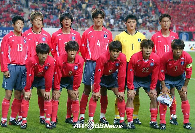 지난 2002년 4월 인천문학경기장에서 열린 중국과의 A매치 평가전 당시 축구대표팀. 대표팀에 복귀한지 얼마되지 않았던 홍명보(윗줄 왼쪽 세 번째) 대신 김태영(아랫줄 맨 오른쪽)이 임시 주장 역할을 맡았다. /AFPBBNews=뉴스1