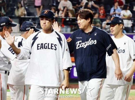 한화 선수단이 2일 대전 한화생명 볼파크에서 열린 2025 KBO 리그 한화 이글스와 KIA 타이거즈 경기를 마친 뒤 김경문 감독과 하이파이브를 나누며 미소짓고 있다. /사진=강영조 선임기자