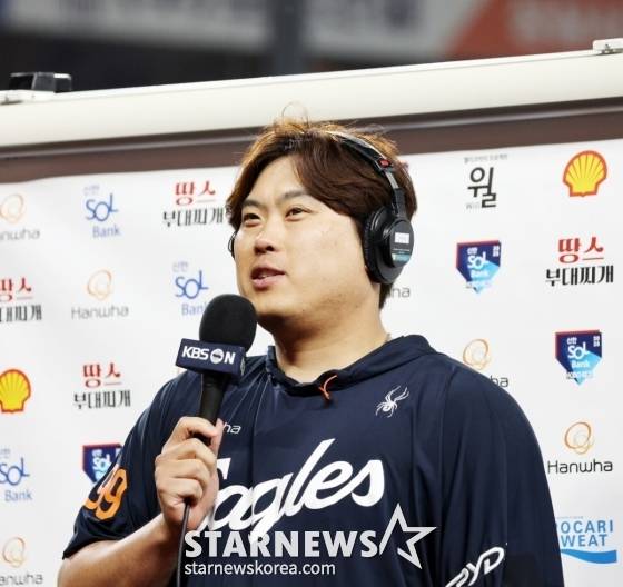 류현진이 2일 대전 KIA전 승리 후 방송 인터뷰에 임하고 있다. /사진=강영조 선임기자