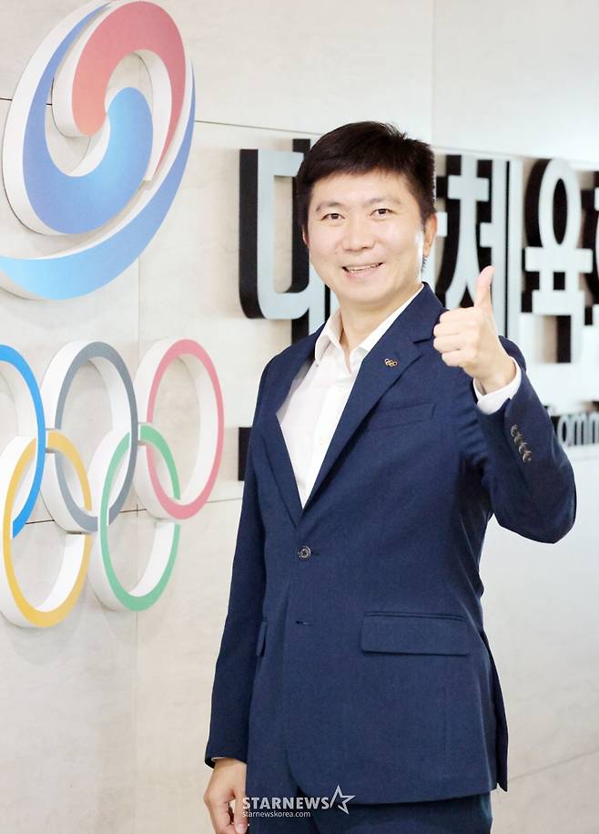유승민 대한체육회장이 지난 8월 26일 서울 송파구 올림픽회관에서 스타뉴스와 인터뷰에 앞서 포즈를 취하고 있다. /사진=강영조 선임기자