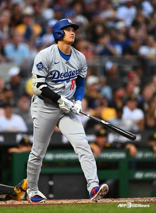 타구를 바라보고 있는 오타니. /AFPBBNews=뉴스1