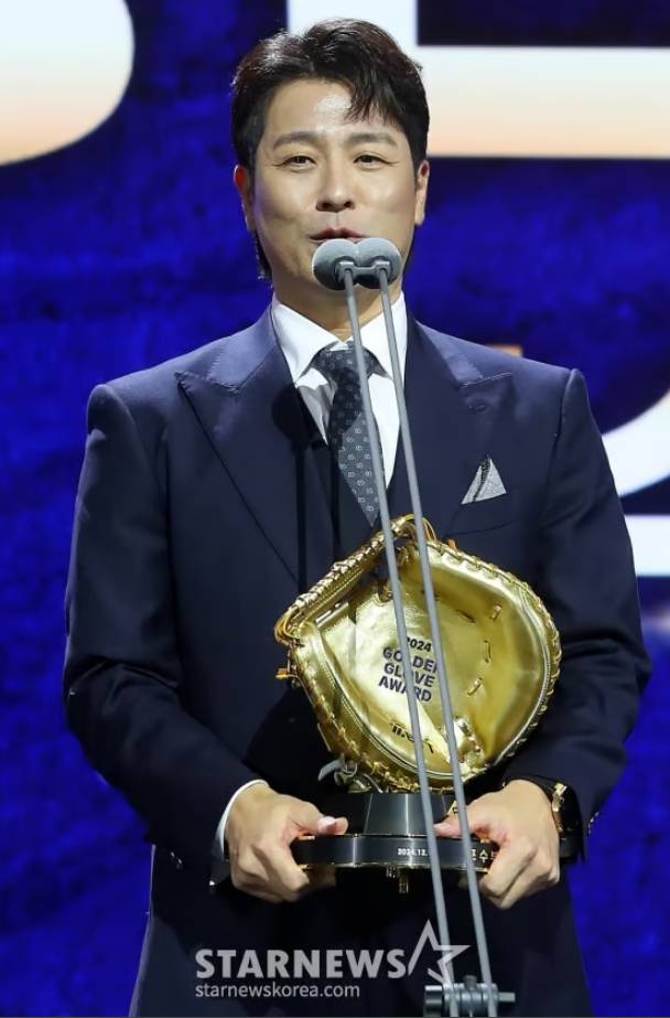 강민호가 2024 포수 골든글러브를 수상하고 있다. /사진=김창현 기자