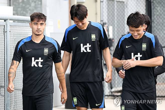 경기장 들어서는 옌스 카스트로프 (뉴욕=연합뉴스) 윤동진 기자 = 2일(현지시간) 미국 뉴욕주 아이칸 스타디움에서 열린 한국 축구 대표팀 훈련에서 옌스 카스트로프(왼쪽)를 비롯한 선수들이 경기장에 들어서고 있다. 2025.9.3 mon@yna.co.kr