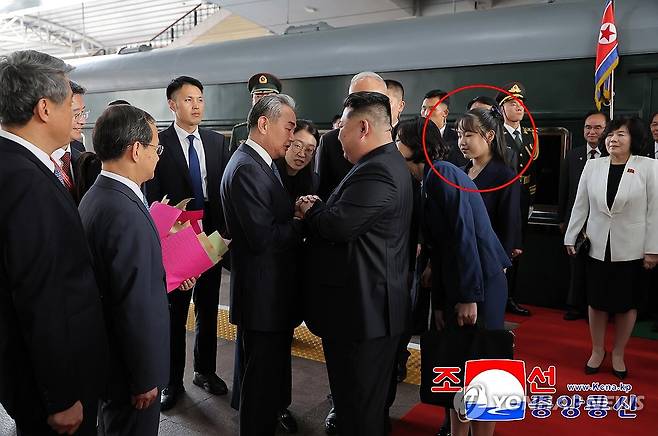 북한 김정은, 딸 주애와 베이징 도착 (평양 조선중앙통신=연합뉴스) 김정은 북한 국무위원장이 2일 현지시간 오후 4시 중국 수도 베이징에 도착했다고 조선중앙통신이 보도했다. 통신이 공개한 사진에 따르면 김 위원장의 딸 주애(붉은 원), 조용원·김덕훈 당 비서,  최선희 외무상 등이 동행했다. 2025.9.2 
    [국내에서만 사용가능. 재배포 금지. For Use Only in the Republic of Korea. No Redistribution] nkphoto@yna.co.kr