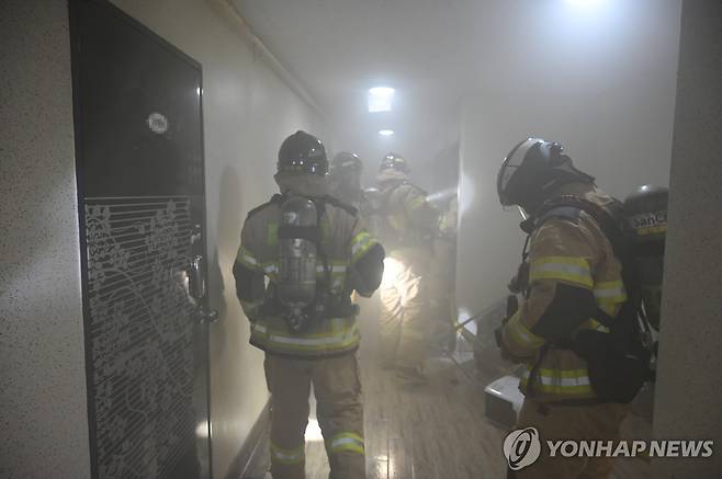 순천 원룸 건물 화재 진압 [순천소방서 제공]